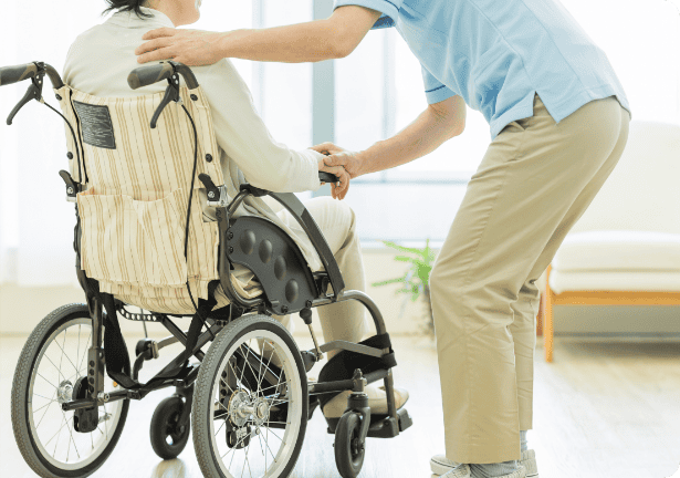 車いすの人をお世話する様子